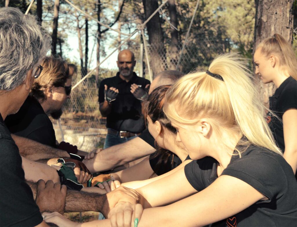 Equipo de personas de empresa en Amazonia Team Factory realizando programa de team building de los errores en el liderazgo que desmotivan al equipo.