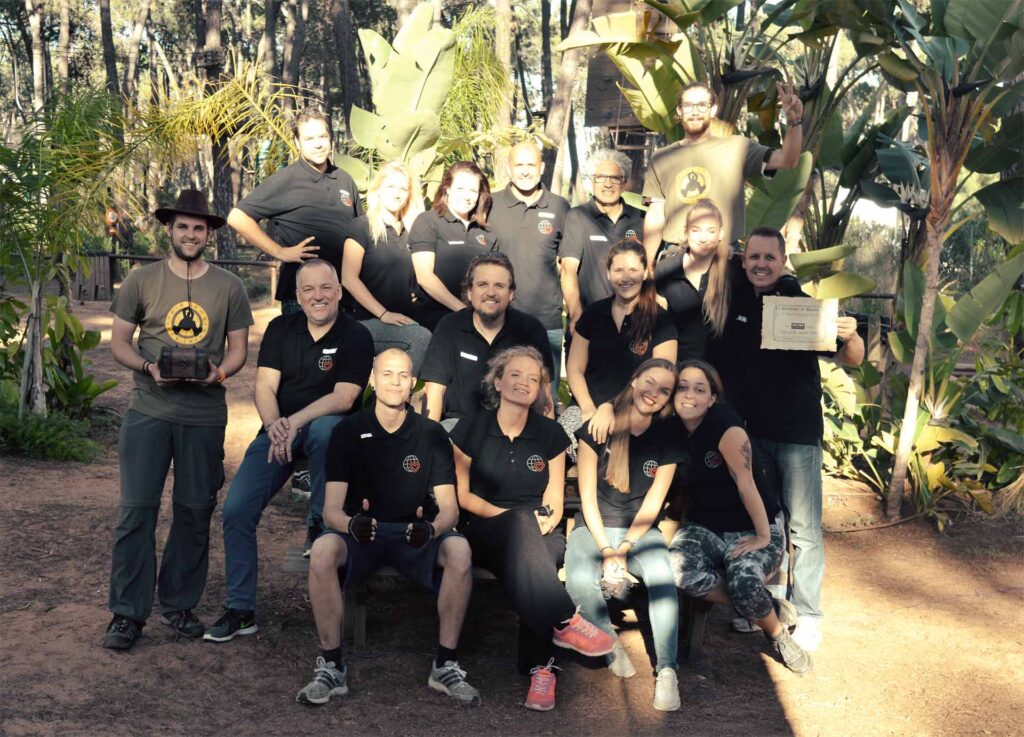 Grupo de personas de empresa en Amazonia Team Factory en programa sobre los errores en el liderazgo y cómo evitarlos