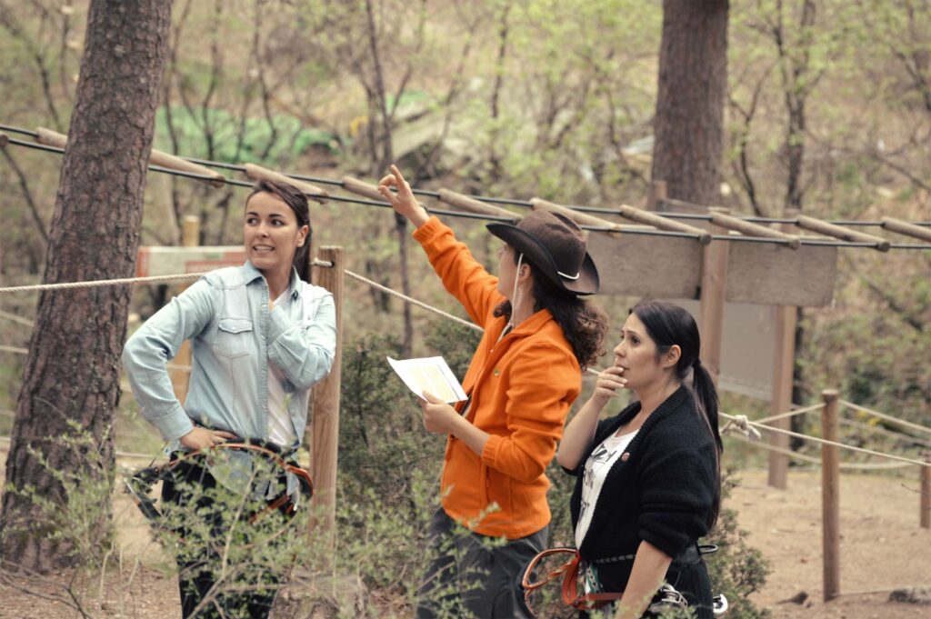 Equipo de personas en programa para desarrollar team building al aire libre, y teniendo en cuenta las frases sobre el deporte en equipo.