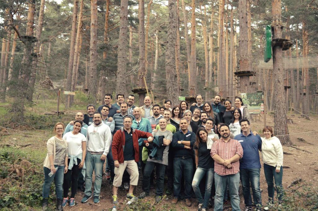 Equipo en Amazonia Team Factory tras programa de team building al aire libre, cumpliendo con los valores de las frases sobre el deporte en equipo.