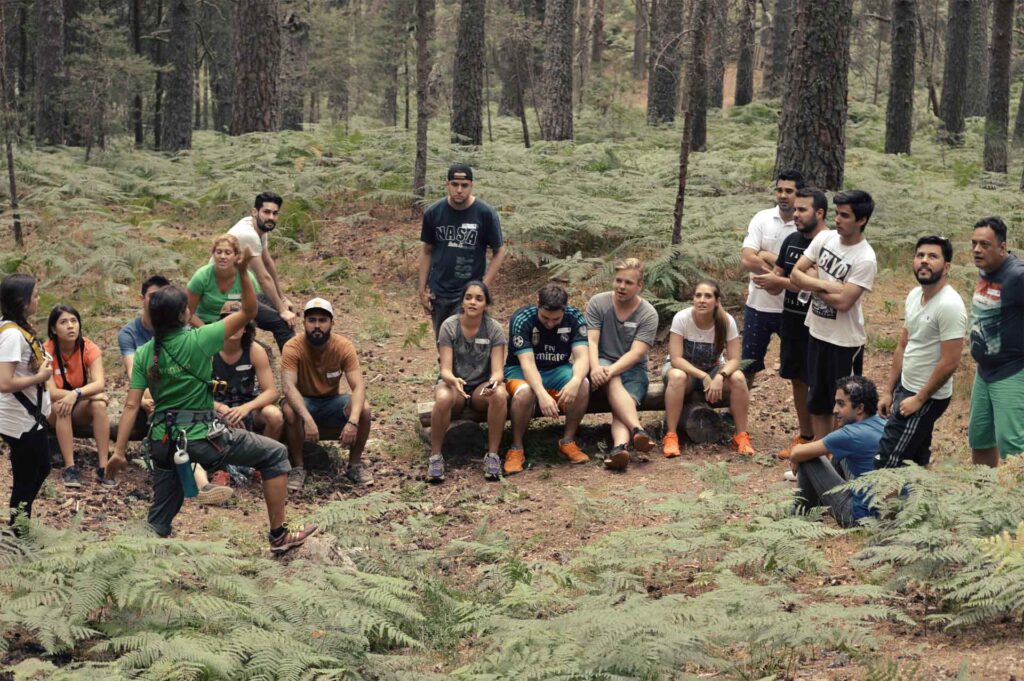 Equipo de personas celebrando curso de formación sobre inteligencia emocional y liderazgo en Amazonia Team Building.