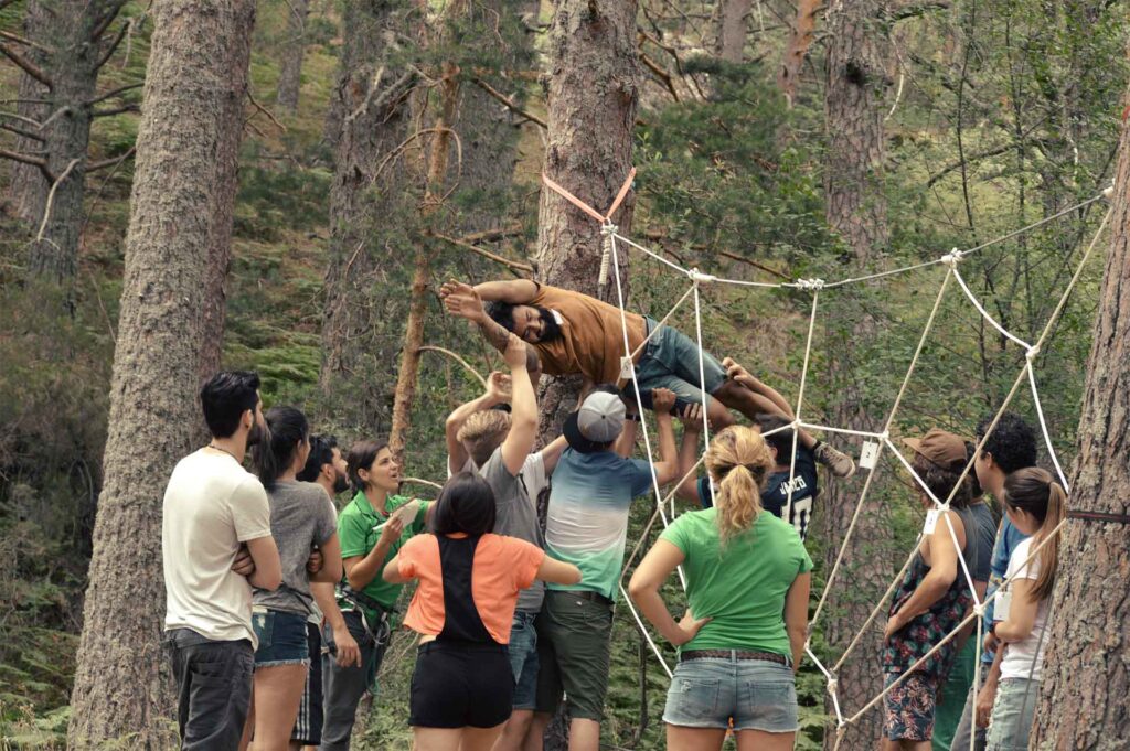 Equipo de personas afrontando desafíos en programa de Team Building, inteligencia emocional y liderazgo en Amazonia Team Factory.