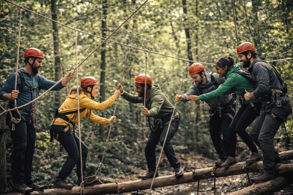 Equipo de trabajo afrontando desafío en programa de Team Building High y Low Ropes para aprender cómo crear equipos de alto rendimiento.