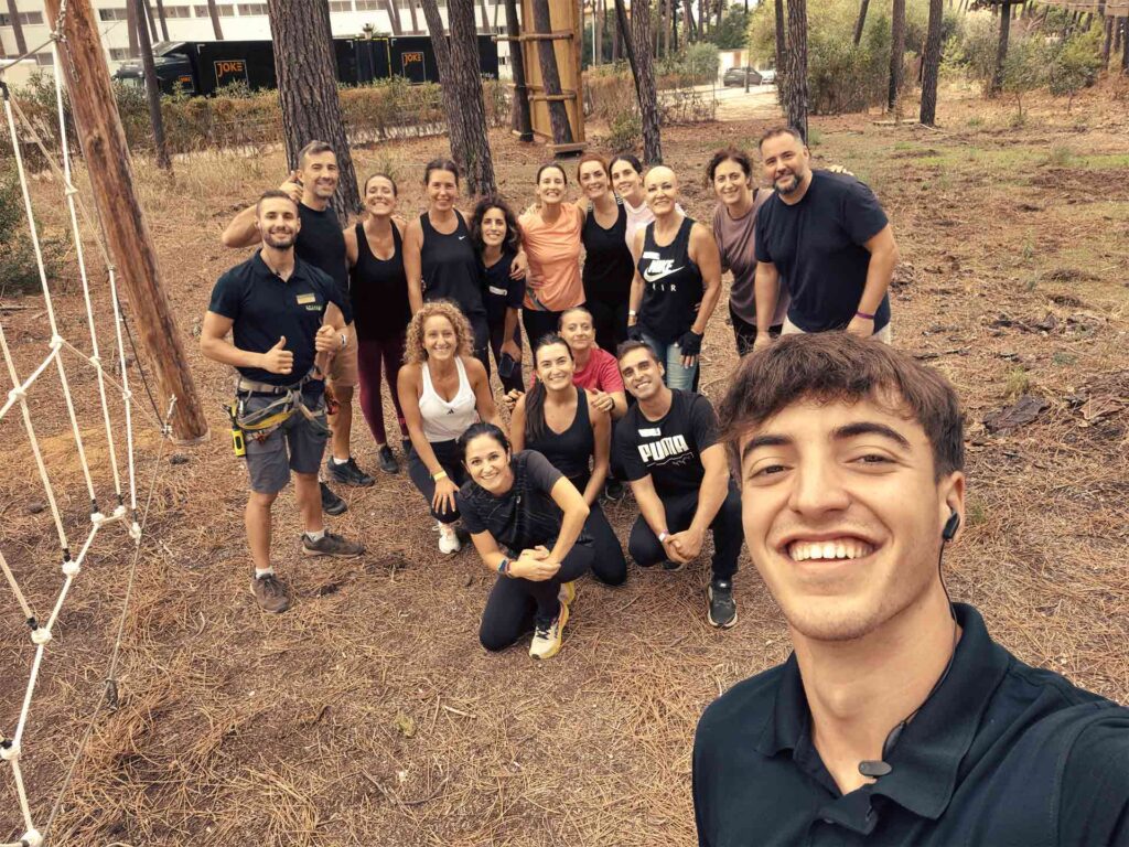 Equipo de trabajo en programa de coaching empresarial y liderazgo para desarrollar el potencial de tu equipo en Amazonia Team Factory.