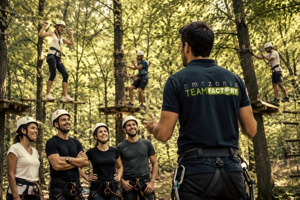 Equipo de personas de empresa desarrollando programa sobre cómo mantener a tu equipo motivado bajo presión, impartido por Amazonia Team Factory en plena naturaleza.