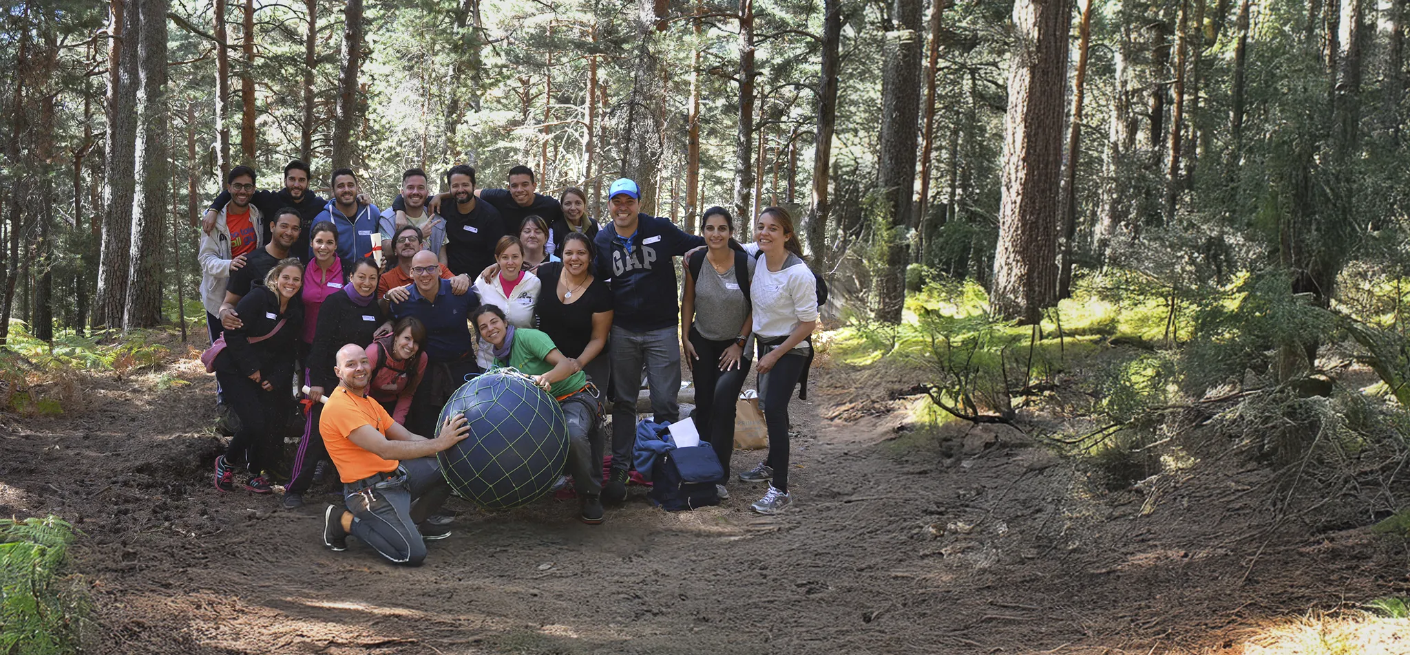 Equipo de trabajo realizando una actividad de formación y outdoor training