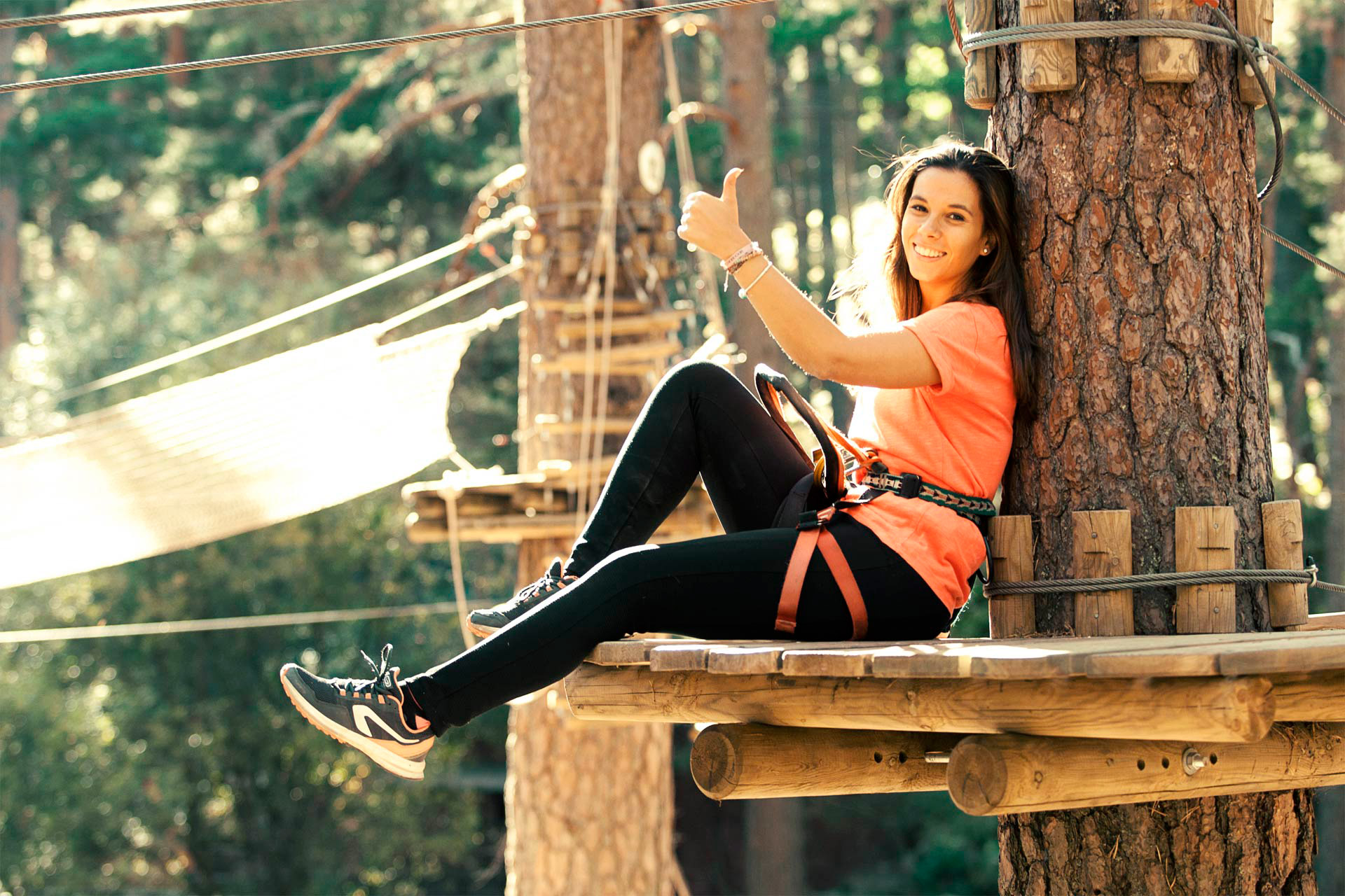 muejer decansando en los arboles en dia de team building