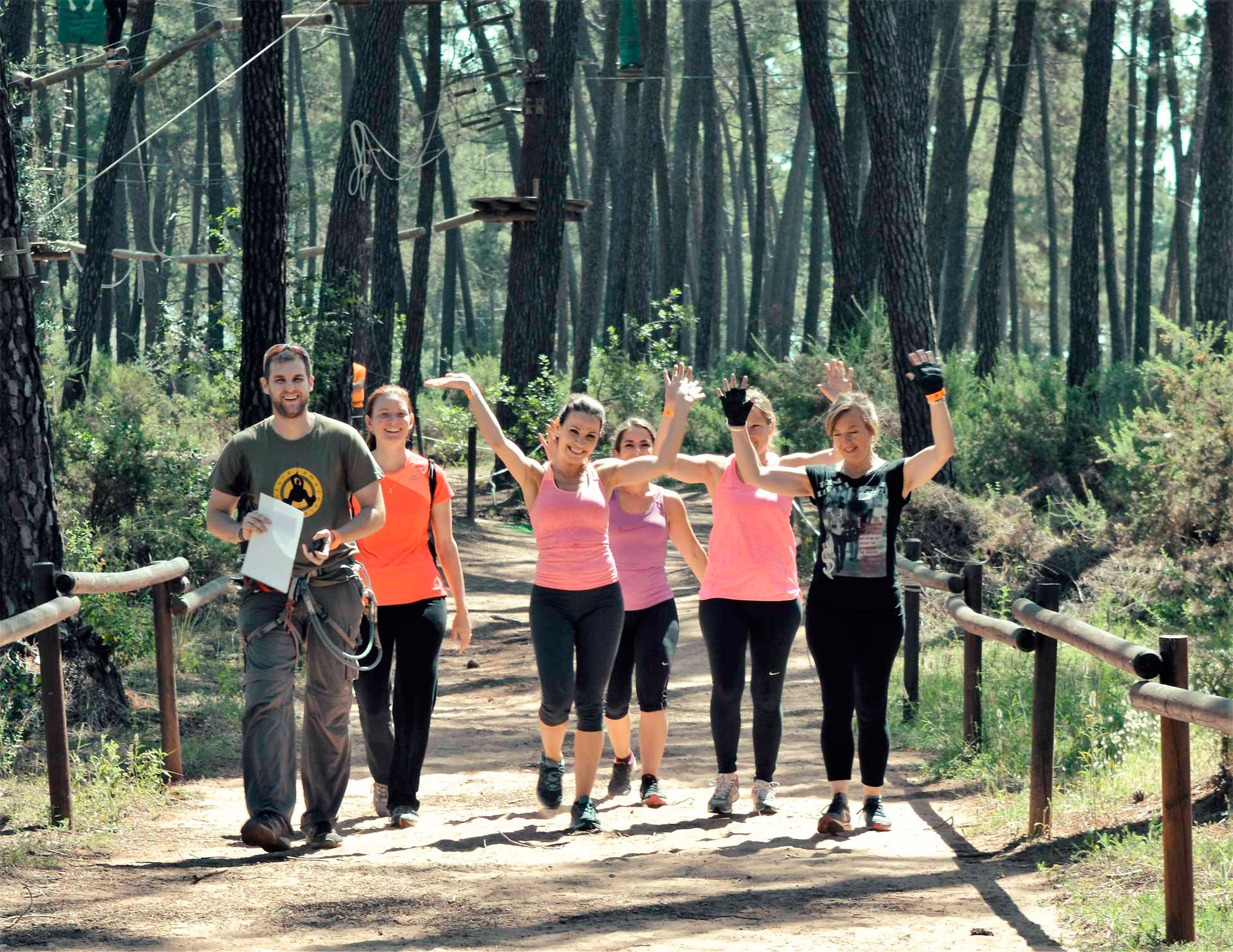 Foto equipo Team Building paseando en el bosque