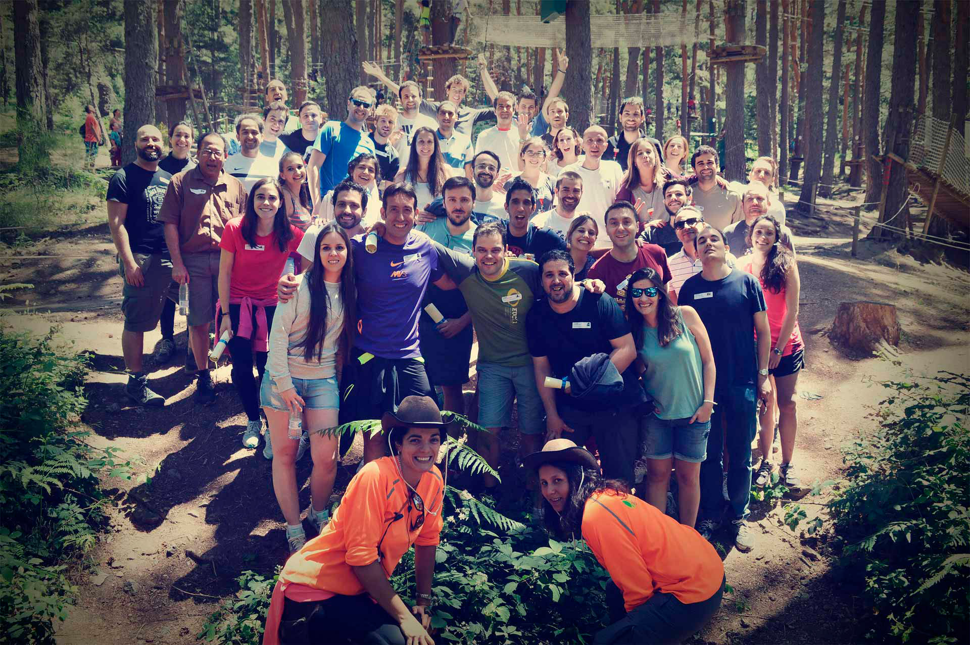 foto equipo posando después de un día de diversión y team building