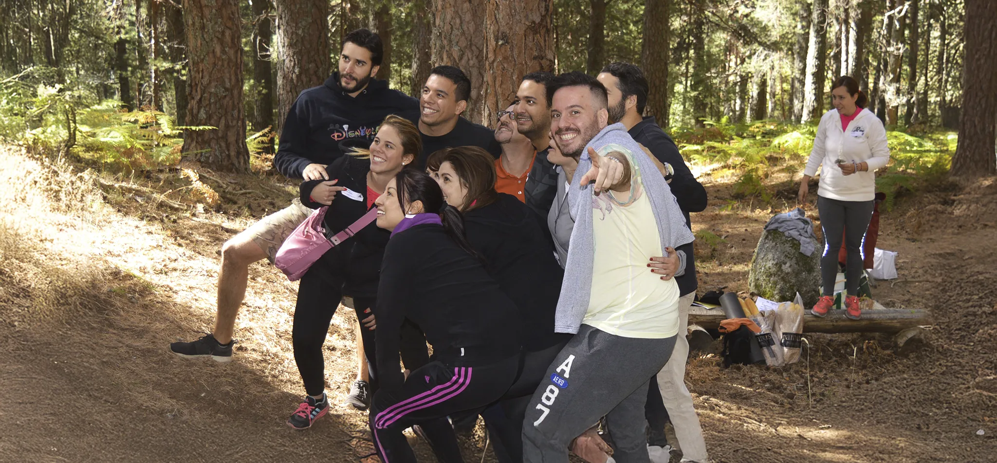 Equipo de trabajo realizando una actividad outdoor training y team building